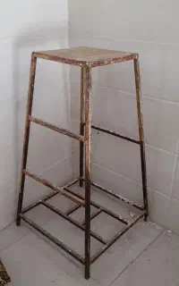 چهارپایه فلزی