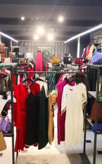 فروشنده خانم لباس مجلسی