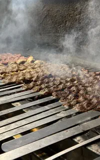 کباب پز خیلی ماهر به اجاق ذغالی