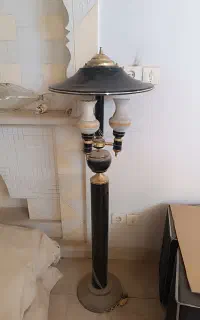 آباژور ایستاده
