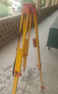 سه پایه چوبی دوربین نقشه برداری