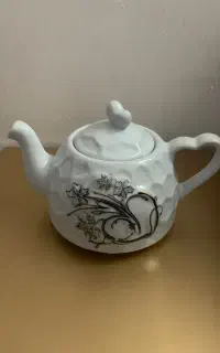 قوری سفید زیبا طرح گل