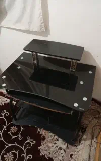 میز تحریر وکامپیوتر شیشه ایی پایه های فولادی