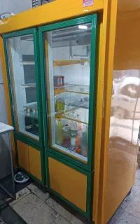 یخچال ایستاده و بستنی سالم و تمیز