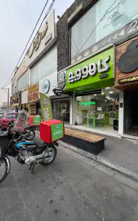 ساندویچ زن در مهرویلا خیابان درختی ( آقا )