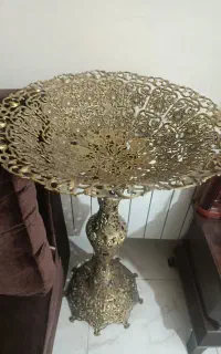 میوه خوری کنار سالنی برنجی