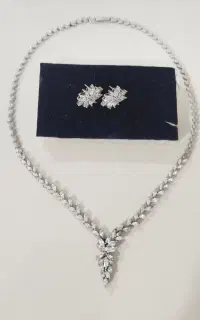 گردنبند و گوشواره نقره.