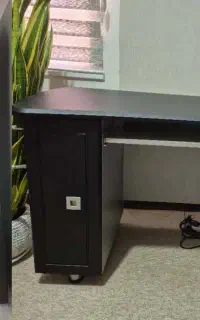 میز کامپیوتر و کتابخانه