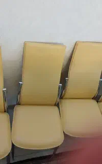 صندلی فلزی با رویه چرم