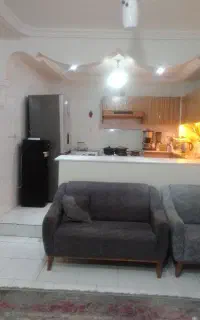 یه مبل 7 نفره به رنگ طوسی تمیز