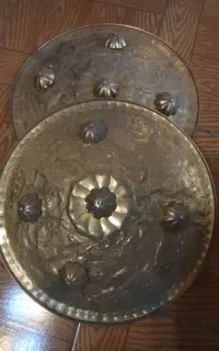 سپر . کلاه خود . سنج و قپه سر علم