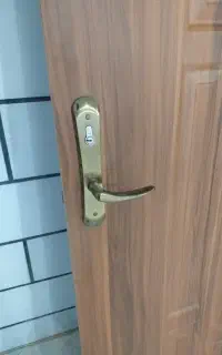 درب آپارتمان با قفل