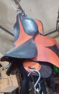 زین و تمام لوازم اسب