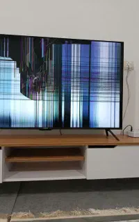 تلویزیون شکسته ۵۰ اینچ