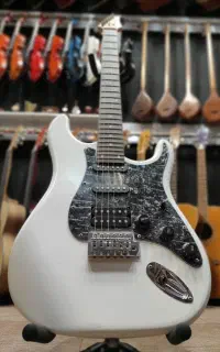 گیتار الکتریک سفید مات فندر گالری موسیقی آرتیا