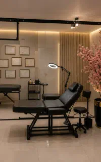 فروش پارتیشن شیشه‌ای فریم مشکی + دیوار سبز و‌گل