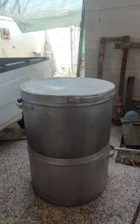 دو عدد دیگ یا قابلمه بزرگ