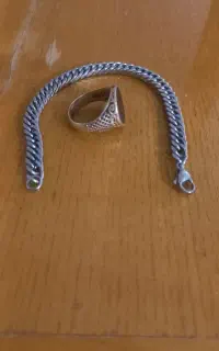 یک عدد دست بند و انگشتر درحدنو