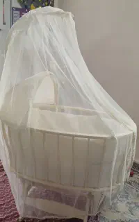 تخت کنار مادر گهواره‌ای