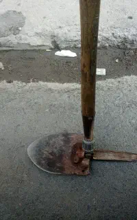 بیل و کلنگ ارتشی قدیمی