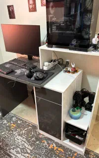میز تحریر و کامپیوتر