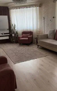ست مبلمان و میز نهار خوری ۶ نفره (۷ نفرست درواقع)