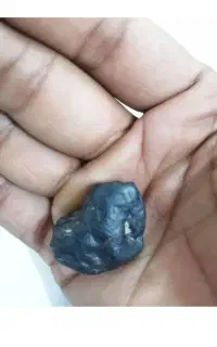 سنگ جذب آهنربا داره. سنگین هست. و براق
