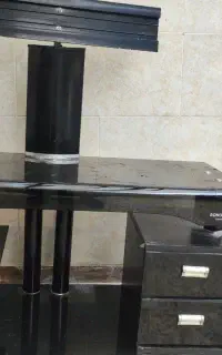میز تلویزیون شیشه ای کار کرده