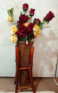 گلدان  حصیری با پایه های از جنس نی