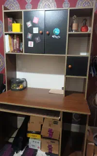 میز تحریر و کتابخونه