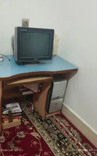 کامپیوتر با میز
