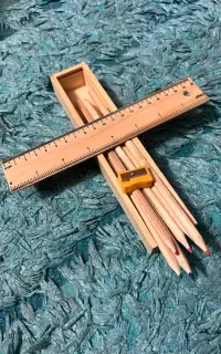 مداد رنگی با جعبه خط کش تراش