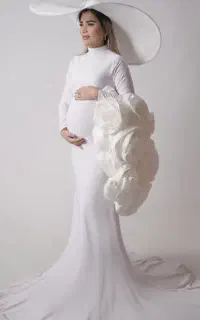 عکاسی بارداری با لباس استدیو و لباس دلخواه