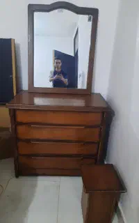 میز آرایش همراه با صندلی