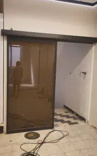 شیشه سکوریت کار کرده در حد نو