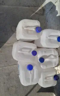 تعدادی دبه ۱۰ و۲۰