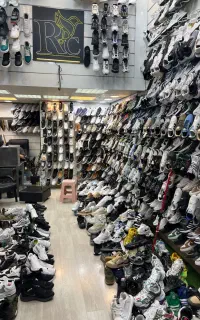 فروشنده در عمده فروشی کتانی بازار تهران