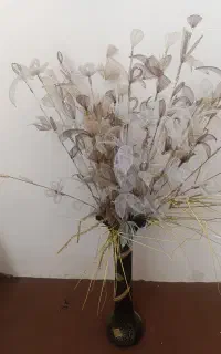 گلدان با گل مصنوعی