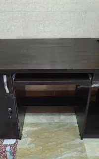 میز کامپیوتر در حد نو