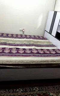 تخت دونفره همراه با تشک و پاتختی و کفی