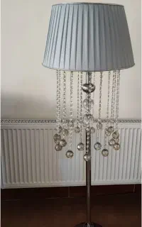 آباژور ایستاده کنارسالنی