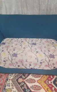 تعدادی اسباب بازی دخترانه عروسک وکیف ودفتر