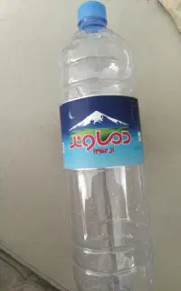 تعدادی بطری جای آب معدنی