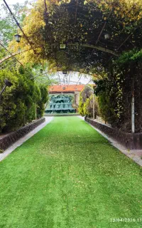 باغ وتالار دهکده.