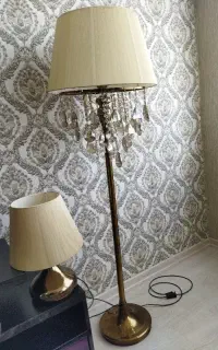 آباژور کنار سالنی با چراغ رومیزی