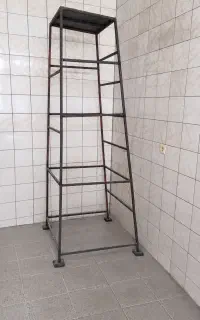 چهار پایه فلزی دو نیم متری