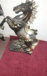 مجسمه اسب و پایش
