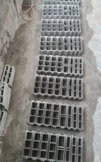 کارگر جهت کار در بلوک زنی