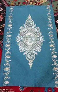 تعدادی جلد بالشت آبی و قرمز