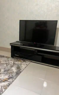 تلویزیون ال ای دی ال جی با میز تلویزیون
